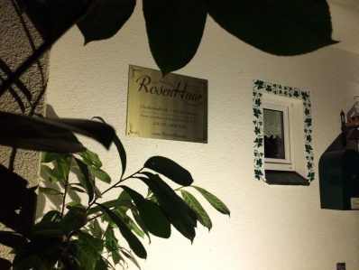 RosenHaar - Schild an der Hauswand